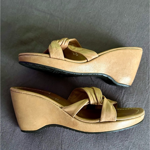 Donald J. Pliner Tan Leather Wedge 10 - Picture 3 of 3